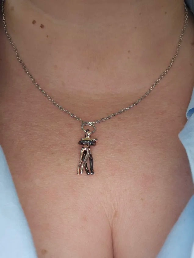 Endless Embrace Necklace – A Timeless Symbol of Unbreakable Bond